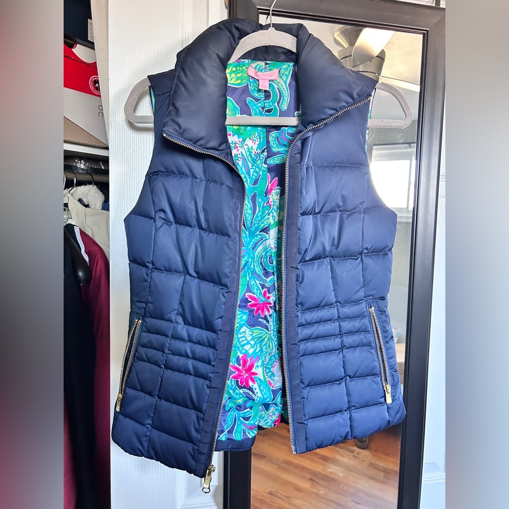 Lilly Pulitzer Syd Quilted Puffer Vest - Navy and “Trunk Show” printed lining